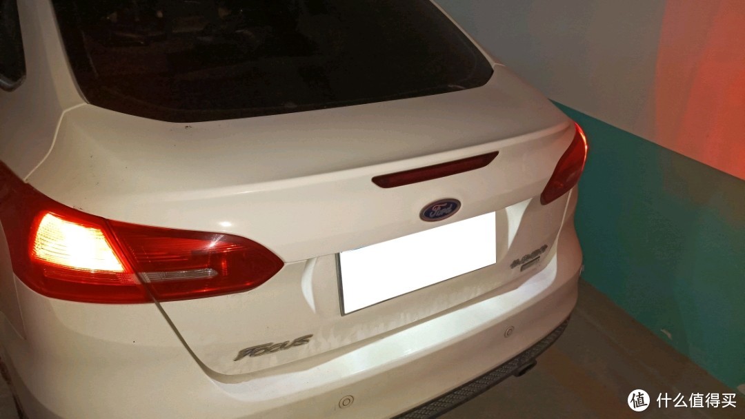 车门打开，没踩刹车，左右两边灯都亮着。