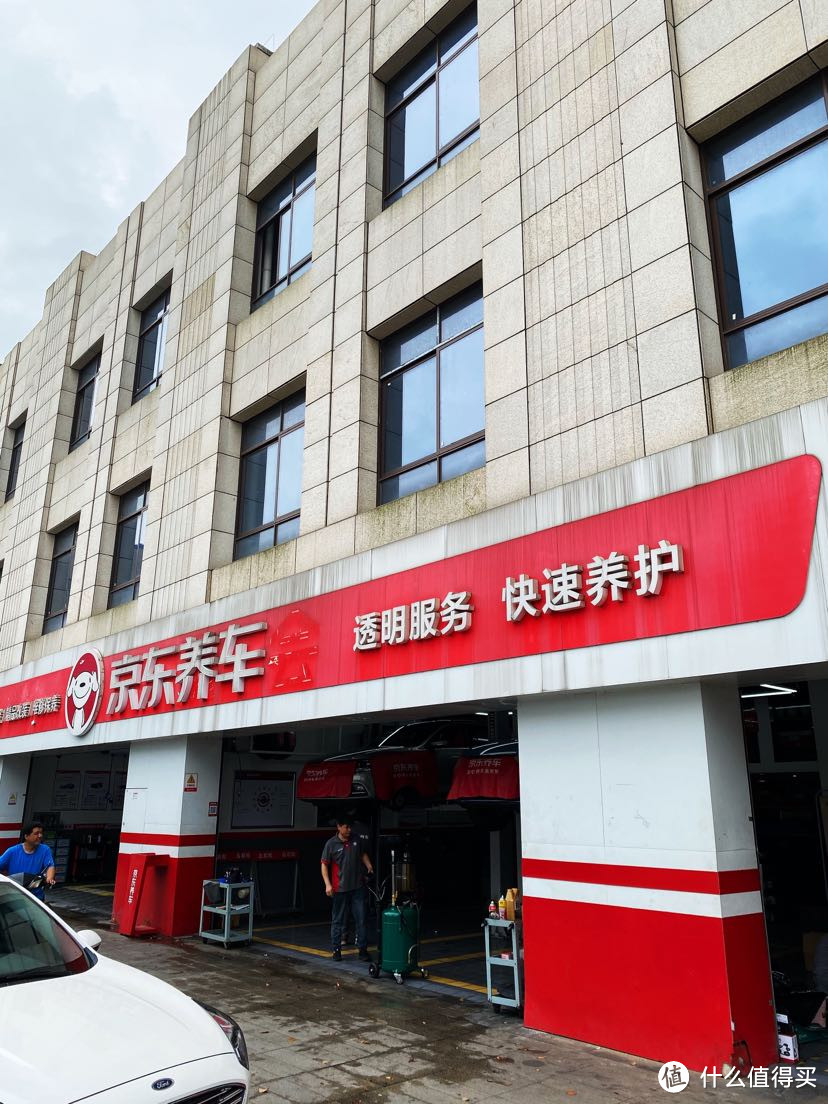 门店很大， 4个维修工位、2个洗车工位